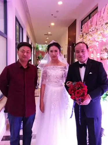 2017年4月21日,高中同学杨必霞儿子结婚典礼花絮.手机拍摄片段.