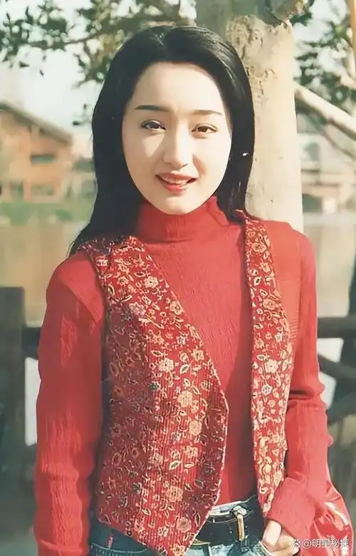 甜歌皇后杨钰莹无美颜的照片曝光后网友这真是49岁吗