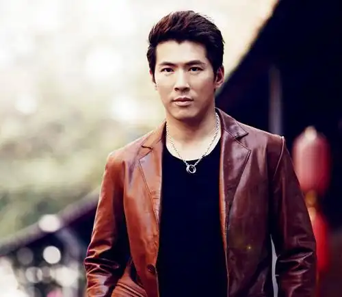 黄少祺秋装时尚街拍 冷酷眼神帅气逼人