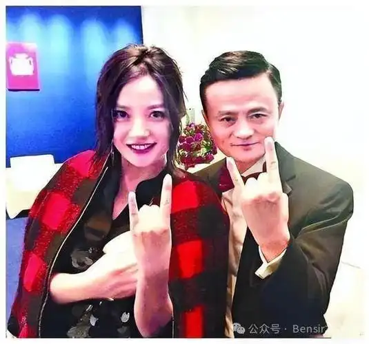 周迅路人缘崩塌,赵薇又被股权冻结500万,大花为何走入穷途末路