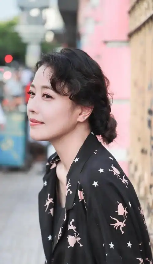 原创周海媚不像年过半百的人,穿身印花装不显老态,青春感招摇又吸睛