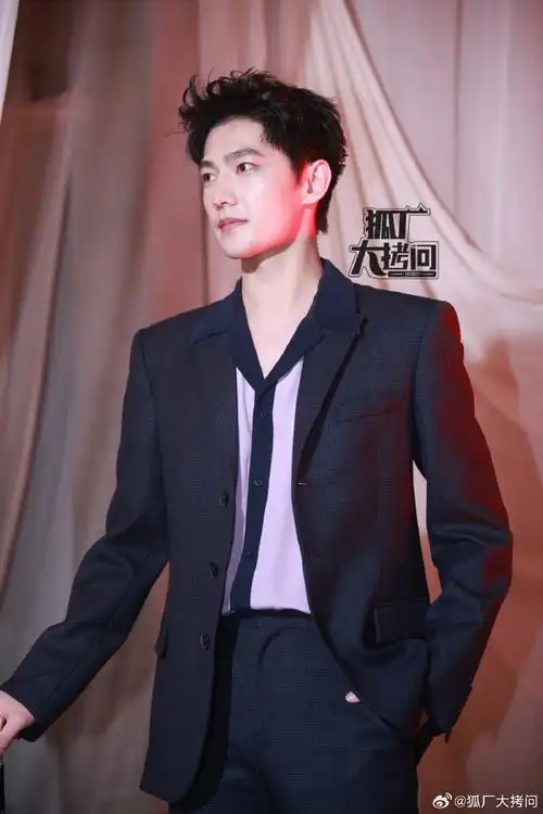 杨洋暗纹西装##杨洋撞色拼接内搭