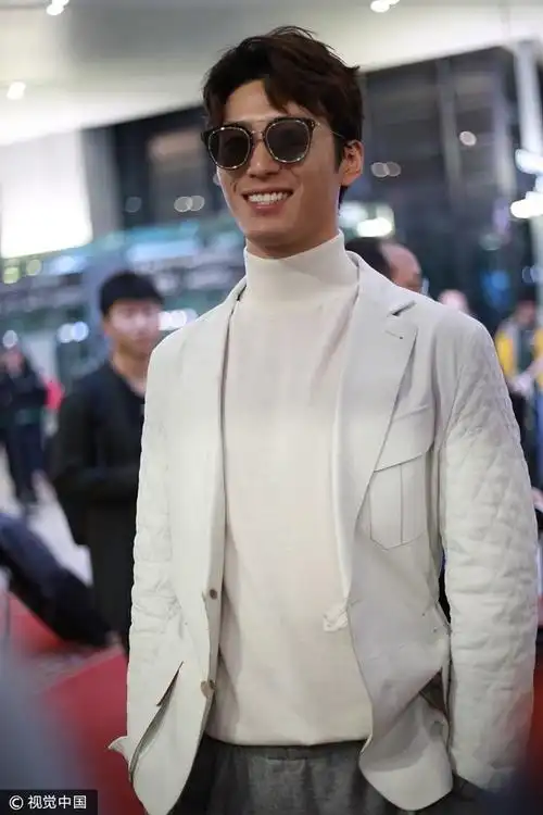 窦骁一路小跑难掩好心情 获"虹桥一姐"合影摘墨镜配合