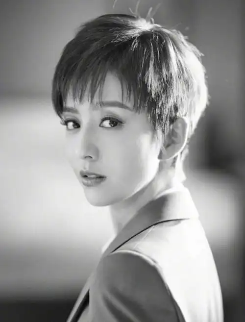 2022年流行短发女图片大全干练减龄短发凸显女人味