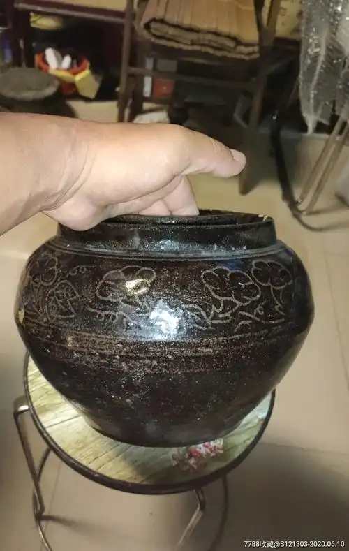 民国缠枝花黑釉罐