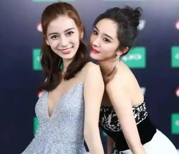 有种心机站位叫杨幂baby合照杨幂为显脸小杨颖反应绝了