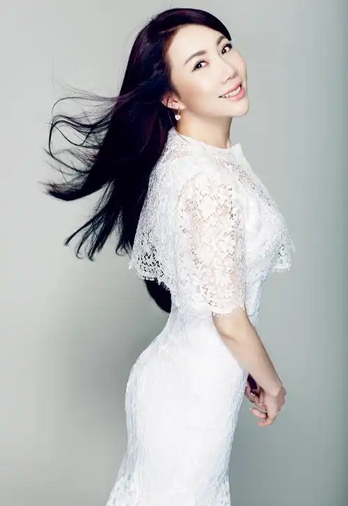 第一个登上男人装的时尚民歌手丁晓红