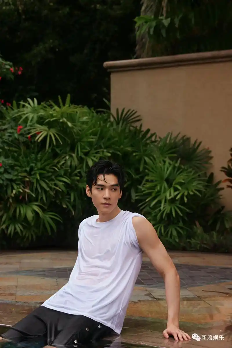 腹肌|男明星|龚俊_新浪新闻