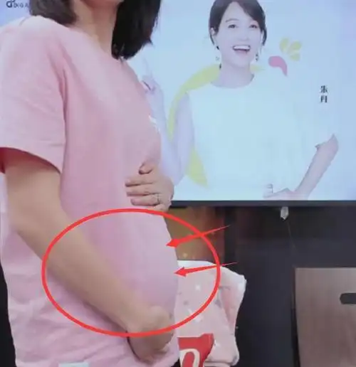 没等到唐嫣官宣生宝宝却有38岁女星官宣二胎直播时大方露孕肚