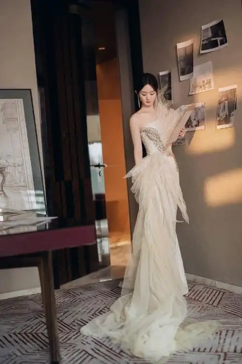 赵丽颖羽纱仙女裙#颖宝发布会穿搭,凤舞胸银辉洒,翅展腰际翼轻扬