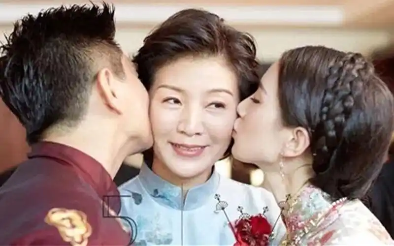 吴奇隆的丈母娘长啥样?看到两人同框照片后,网友:怀疑人生!