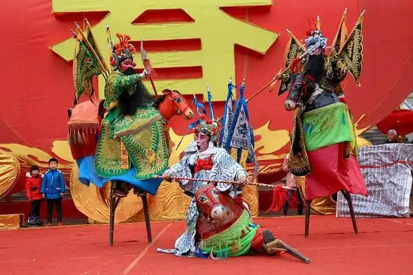 寿阳竹马戏 踩高跷骑竹马耍武打