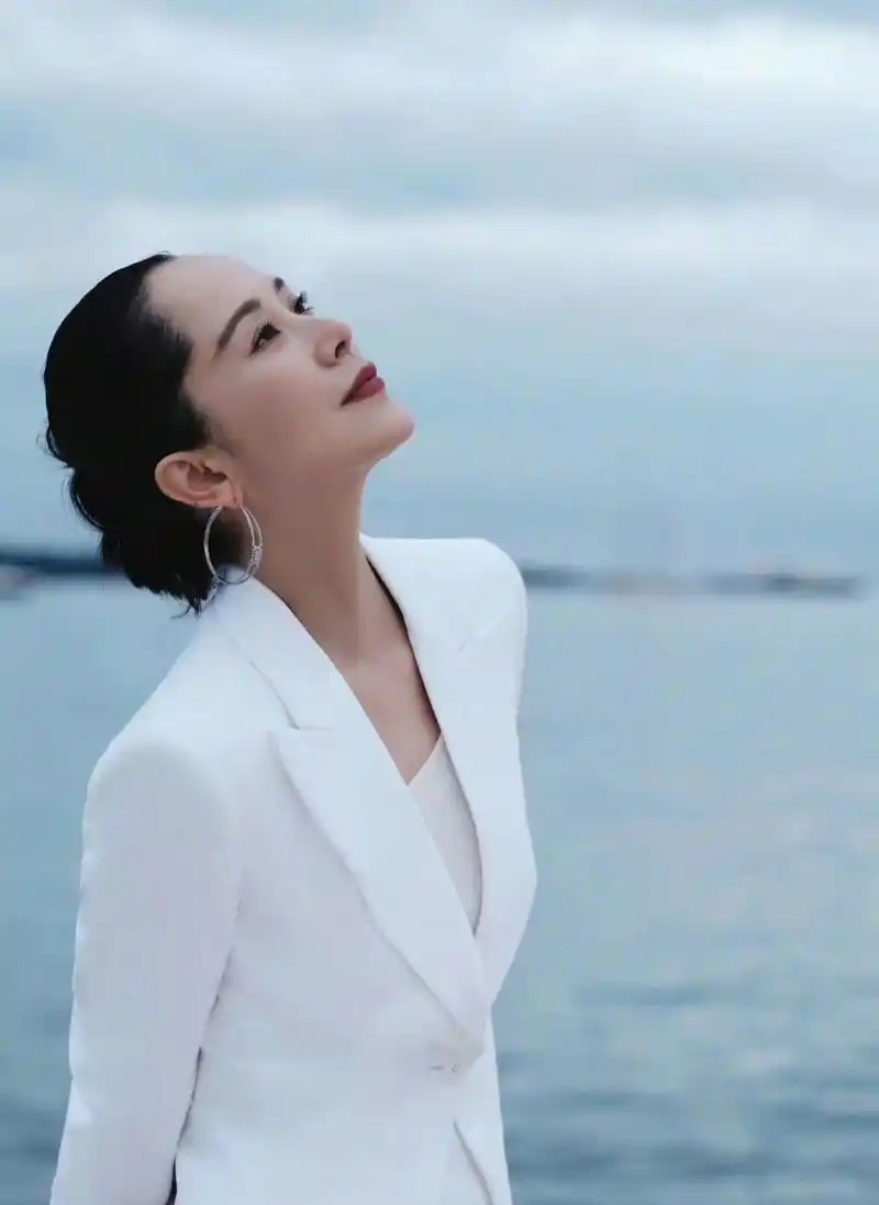 实力派演员海清  高跟凉鞋美腿