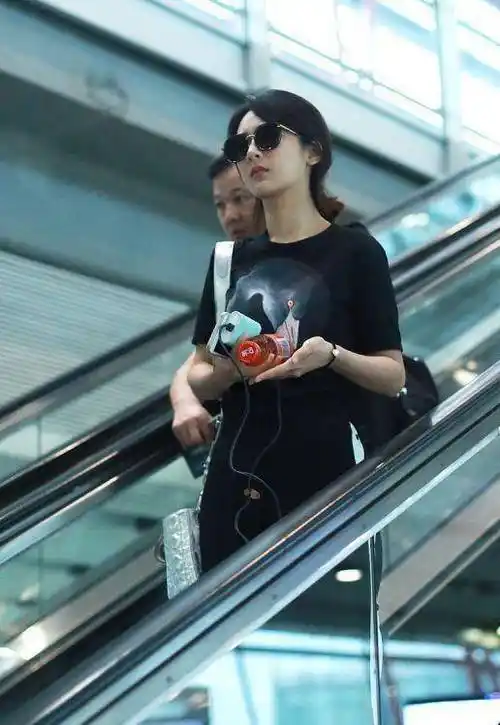 杨紫机场素颜接地气,无美颜下的脸是怎么了?_张生图_角度_口红