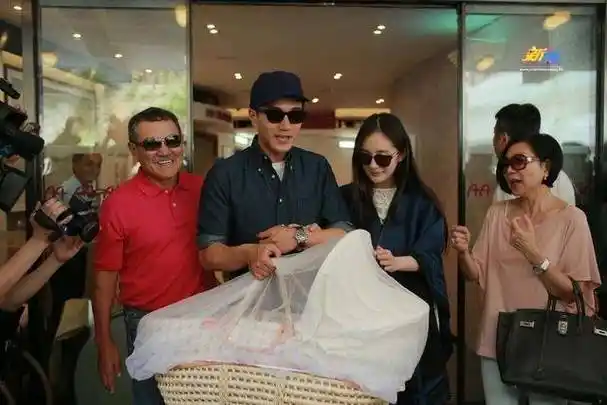 港媒称杨幂没陪女儿庆生,刘恺威自曝小糯米最黏他_香港_时间_全家