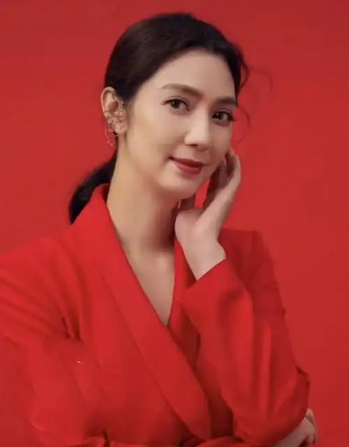 洪欣美出新高度,穿红西装秀"巴掌腰",毕滢这次真比不过