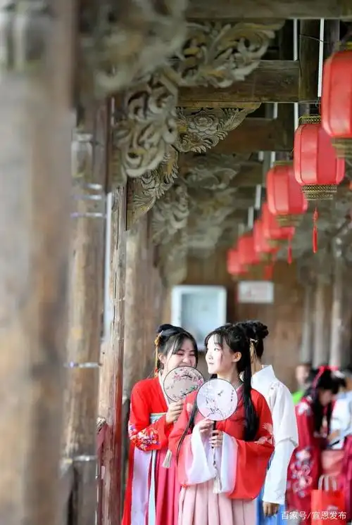 汉服涵括了汉族千年的礼仪文化和风骨,带着绚丽的华夏文明,更承载着