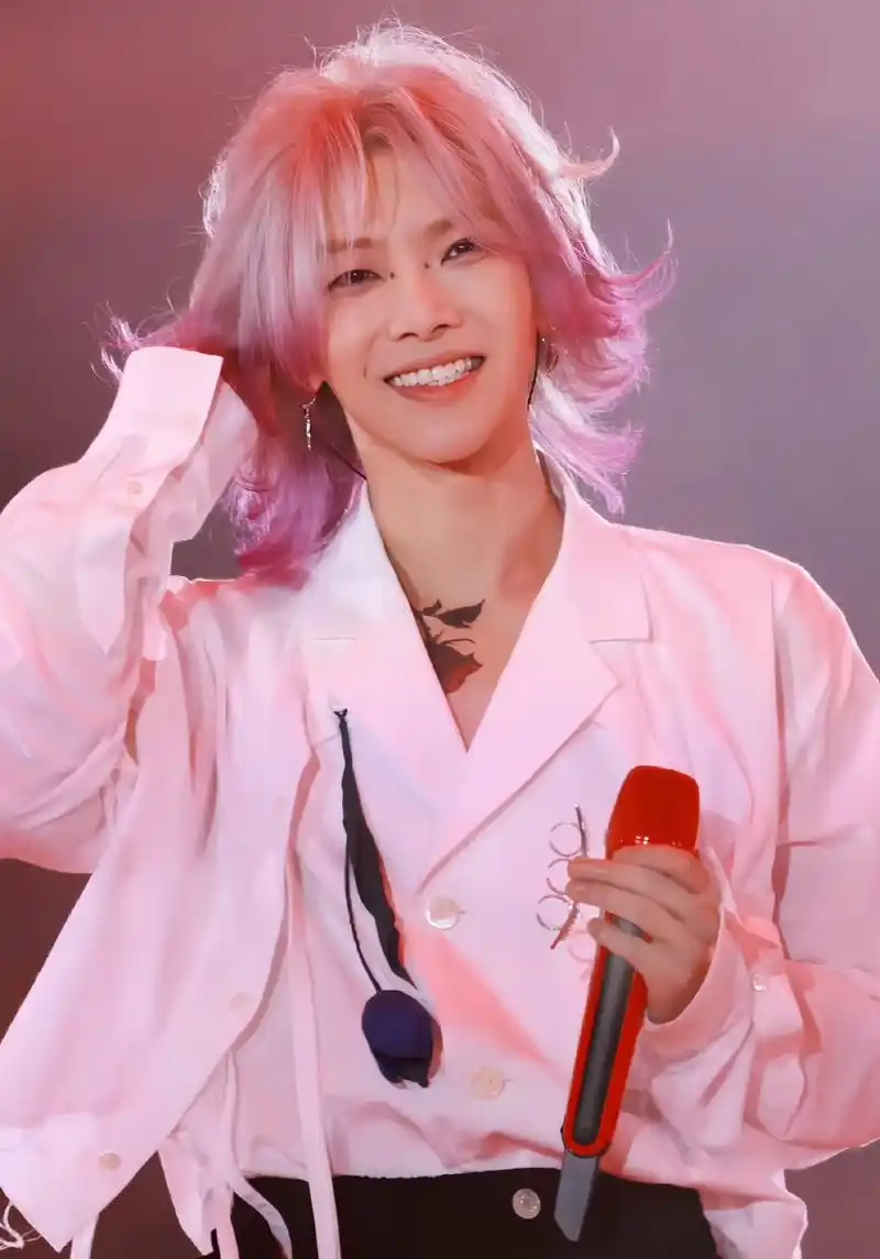 华晨宇最新造型曝光!火星演唱会惊艳粉色发型,帅气劲爆引燃全场!