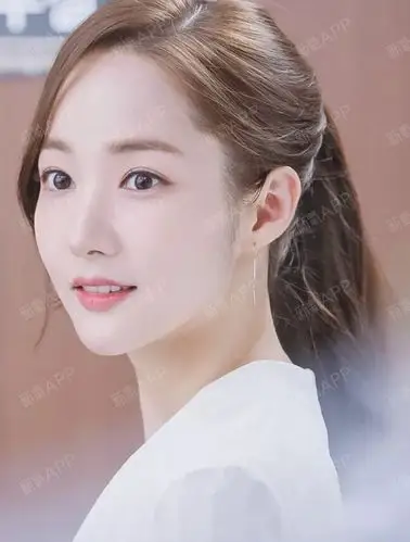 演技也很自然,而且她本人也十分坦率,非常直白地告诉大家自己整容了