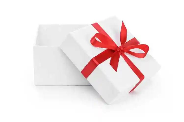 打开的白色礼品盒子