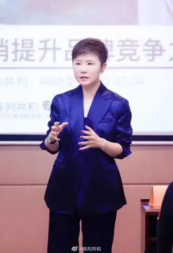 钟晓莹校长说化妆品牌肩负着为广大女性带来美丽容颜的重任