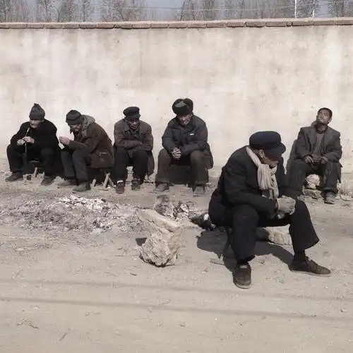 春节期间,棚户区晒太阳的老人.