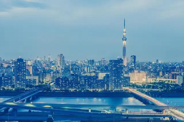 n首尔塔,首尔的标志性建筑,是很多朋友和情侣都喜欢的观光胜地.