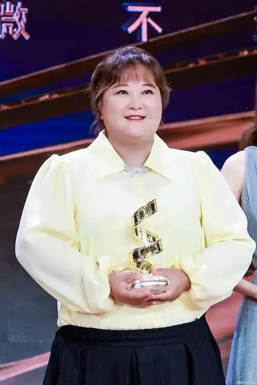 41岁贾玲暴瘦认不出!