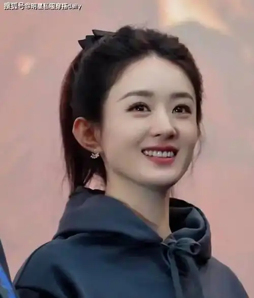 赵丽颖的外套颜色选择了棕色毛绒外套,亮眼又时髦!