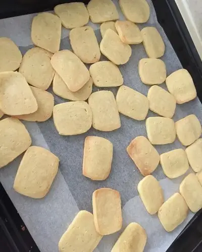 小ˋking做的牛奶方块小饼干烤箱做饼干