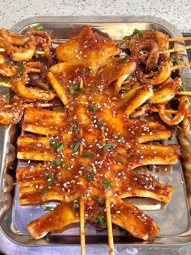 挑战100道夜市小吃.#教老公做饭 铁板鱿鱼的秘秘不是被我要 - 抖音