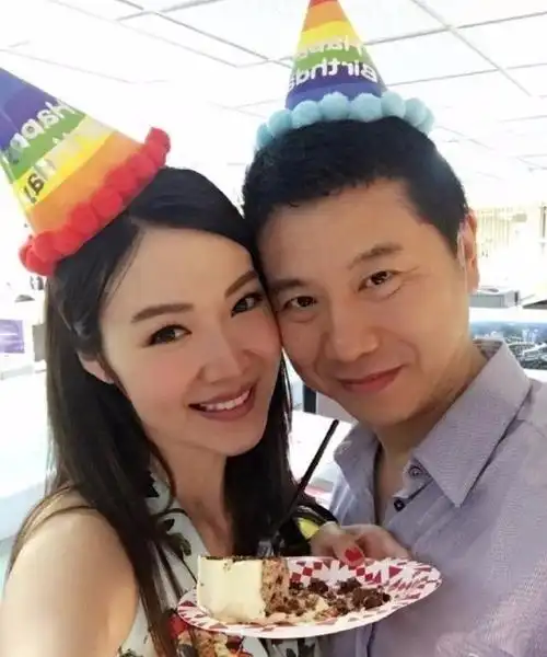 看了42岁黄有龙的前任与现任的对比照网友他这辈子算是赚了