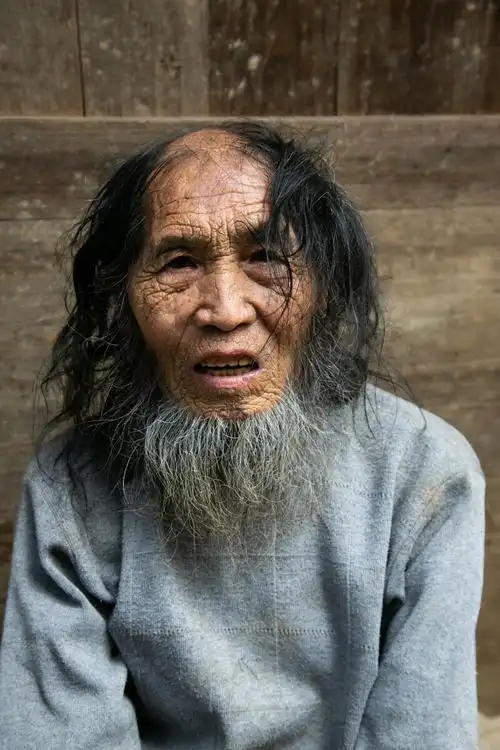 当我们正在村中为老人免费拍摄证件照时,只因老者不方便便到