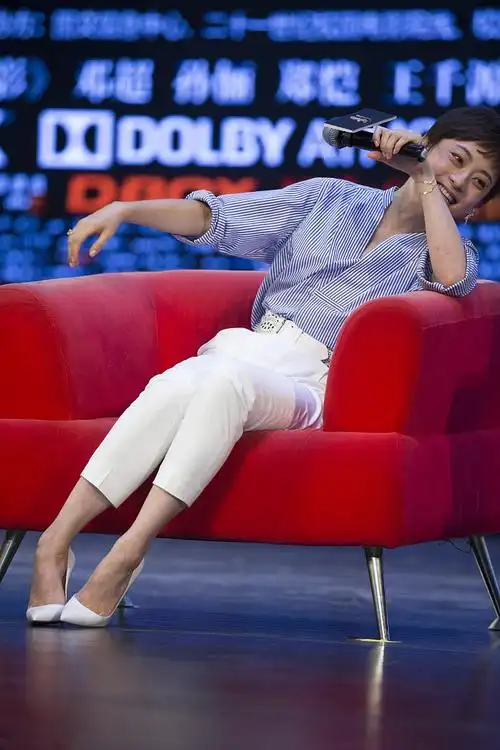 孙俪穿高跟鞋笑瘫了依然双腿并拢,网友:娘娘的坐姿了解一下