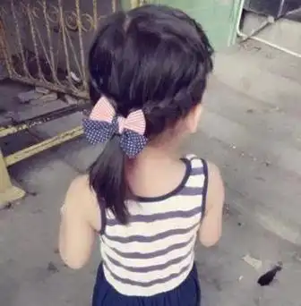 马尾辫:将宝宝的头发梳理成一条马尾,然后用小发圈固定.