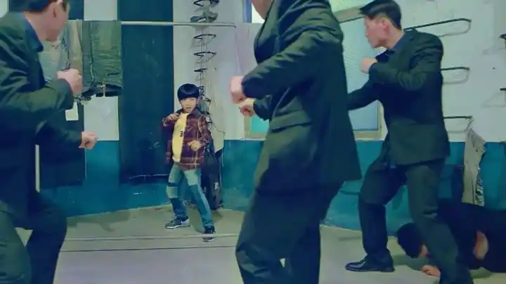 龙拳小子:林秋楠单枪匹马,一个人打一群黑社会,真是太酷了