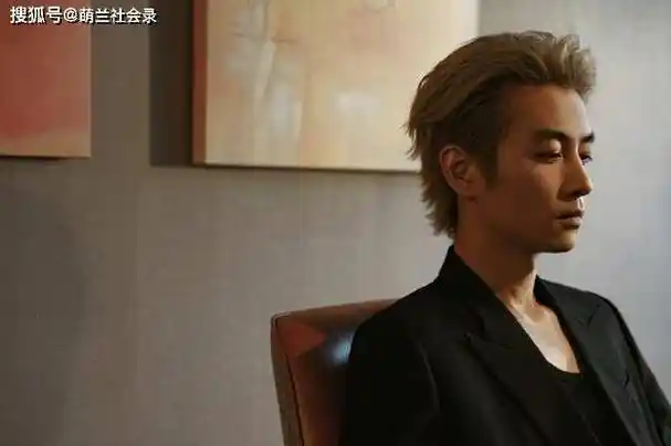 据悉,陈晓当天并未参与红毯环节,也未在工作室发布相关图片,这种特立