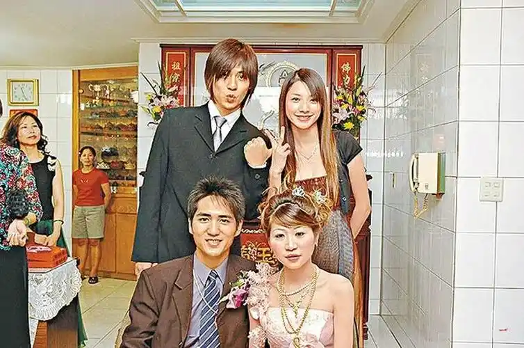 他还带许玮伦回家参加了哥哥的订婚仪式,话说跟周渝民和哥哥还真像