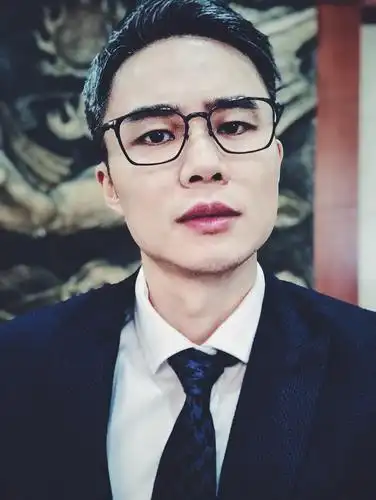 来欣赏一下中国唯一的正常男人周玄毅秀自拍