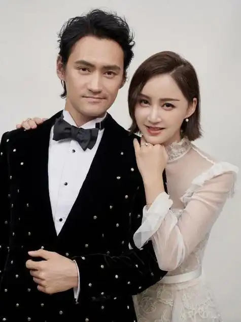 张歆艺袁弘晒七周年恩爱照,网友:这才是真正的夫妻相!