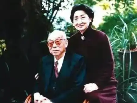 2000年赵一荻去世张学良紧握她的手悲痛地说我欠她太多了