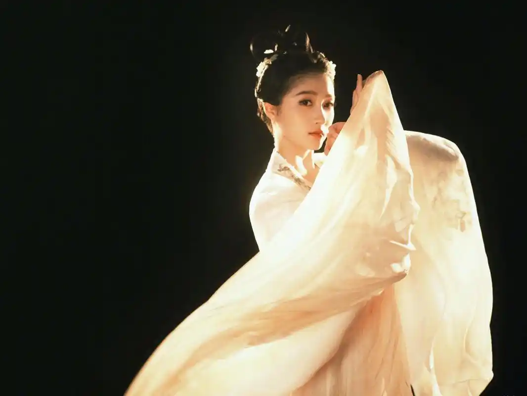 关晓彤王牌古装造型#关晓彤#   关晓彤饰身着古装,梳着古典发型,身姿