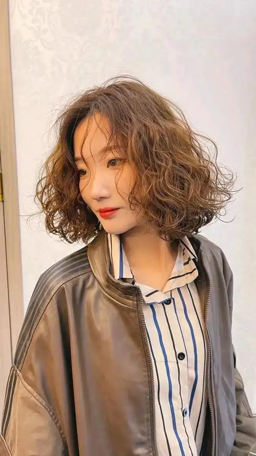 齐下巴的满头中卷烫发,蓬松有量感_时尚