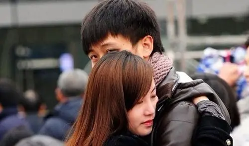 春运最让人感动的情侣温馨离别图片