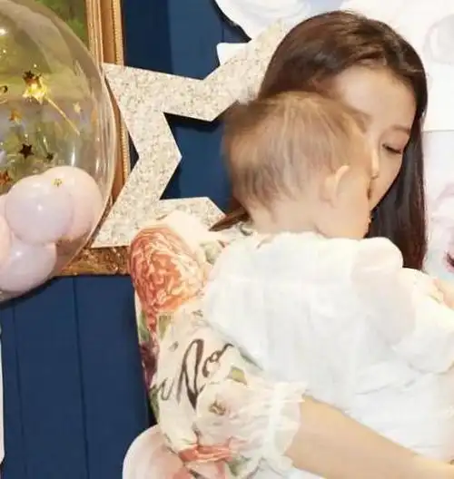 孙怡董子健深夜晒照片双眼皮抢镜网友有损女神形象