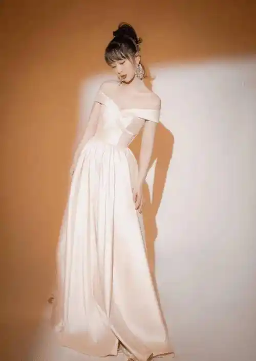 杨紫为秀身材,穿一字肩"液体裙"亮相,上身效果绝了_显得_穿着_长发