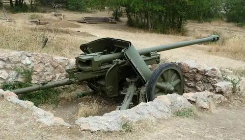 pak44服役于1944年,是德国人在见识苏军122毫米炮后研制的竞品,也作为