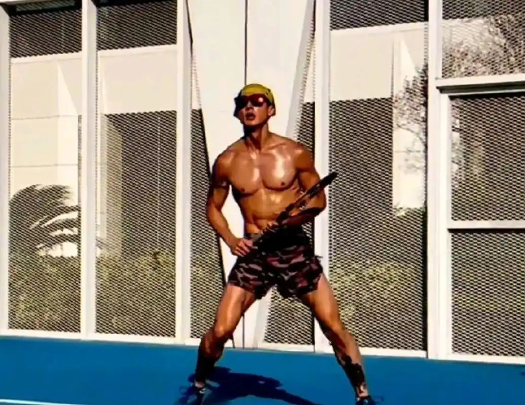 43岁吴尊打网球,肤色黝黑油亮,秀八块腹肌,内娱白娘瘦惨被调侃