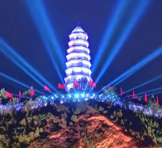 每天晚上在延安宝塔山的整个山体和塔体进行灯光表演,内容之丰富,面积