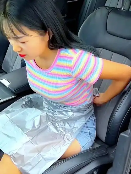 美女高速上堵车尿急,竟用这个方法解决,保护隐私还能避免尴尬!-度小视